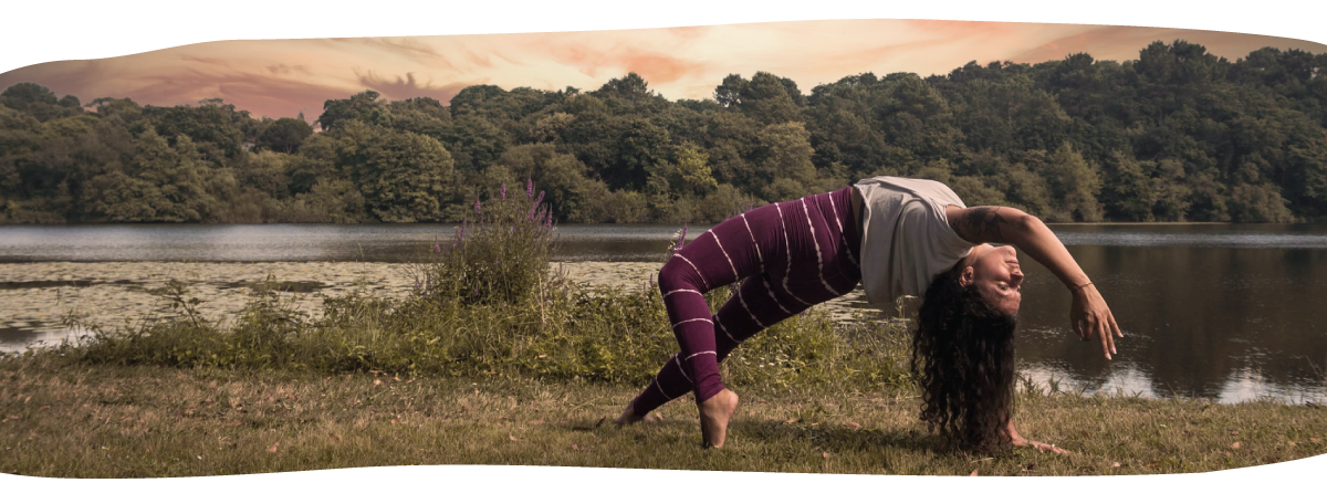 Camille Fuchs professeure de yoga devant un étang